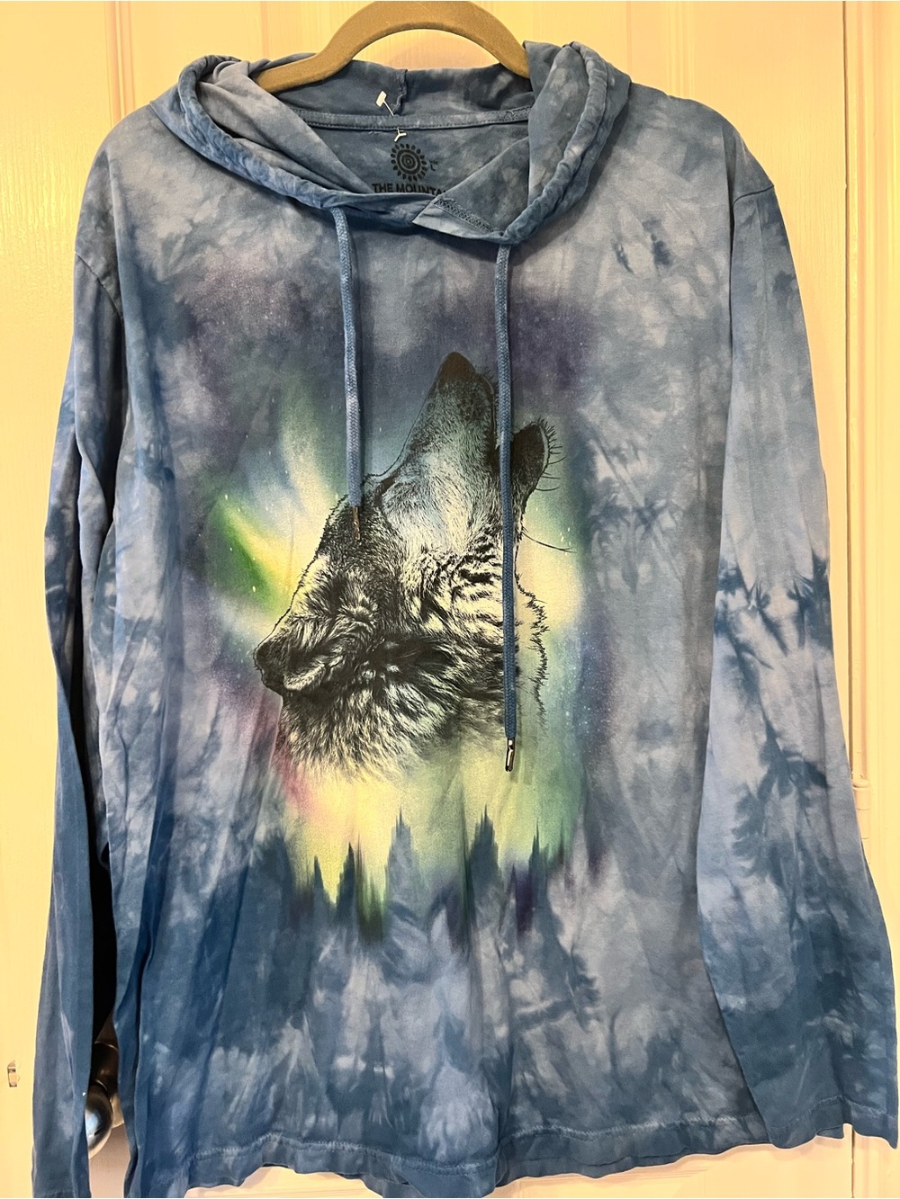 The Mountain Juneau Howling Wolf Northern Lights Blue Tie Dye Hoodie, Size L